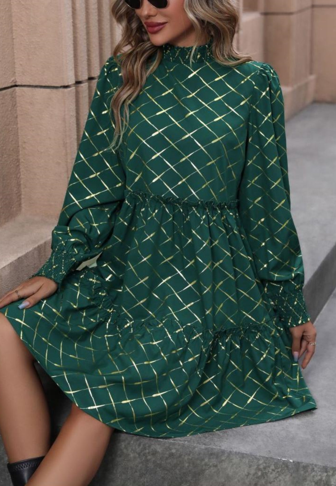 Vestido con cuello fruncido y estampado geométrico
