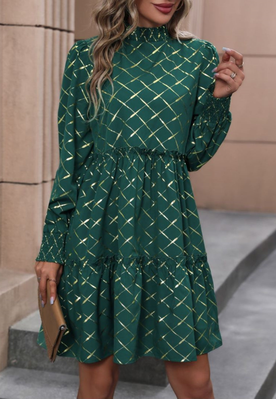 Vestido con cuello fruncido y estampado geométrico