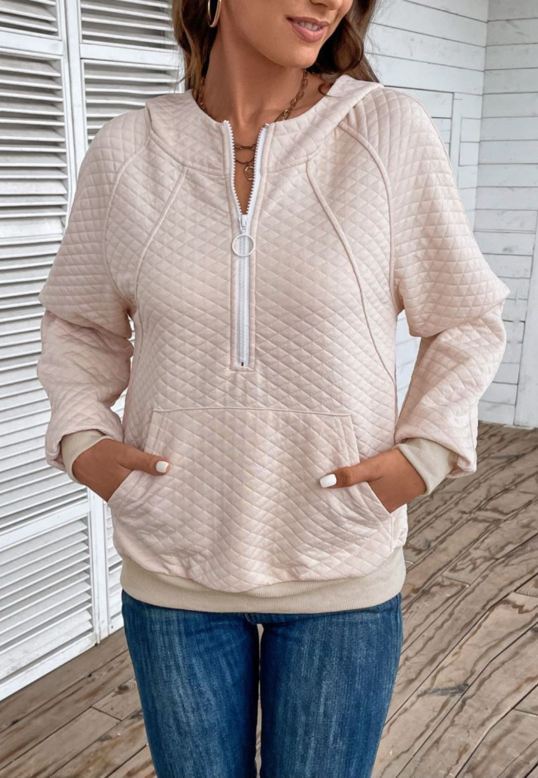 Sudadera con capucha acolchada y cremallera de un cuarto