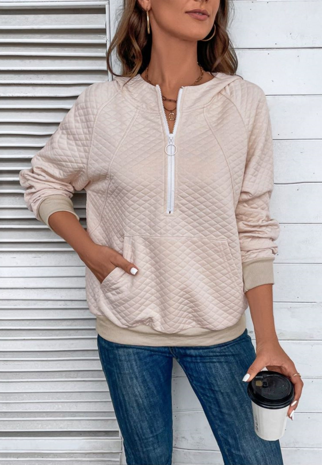 Sudadera con capucha acolchada y cremallera de un cuarto