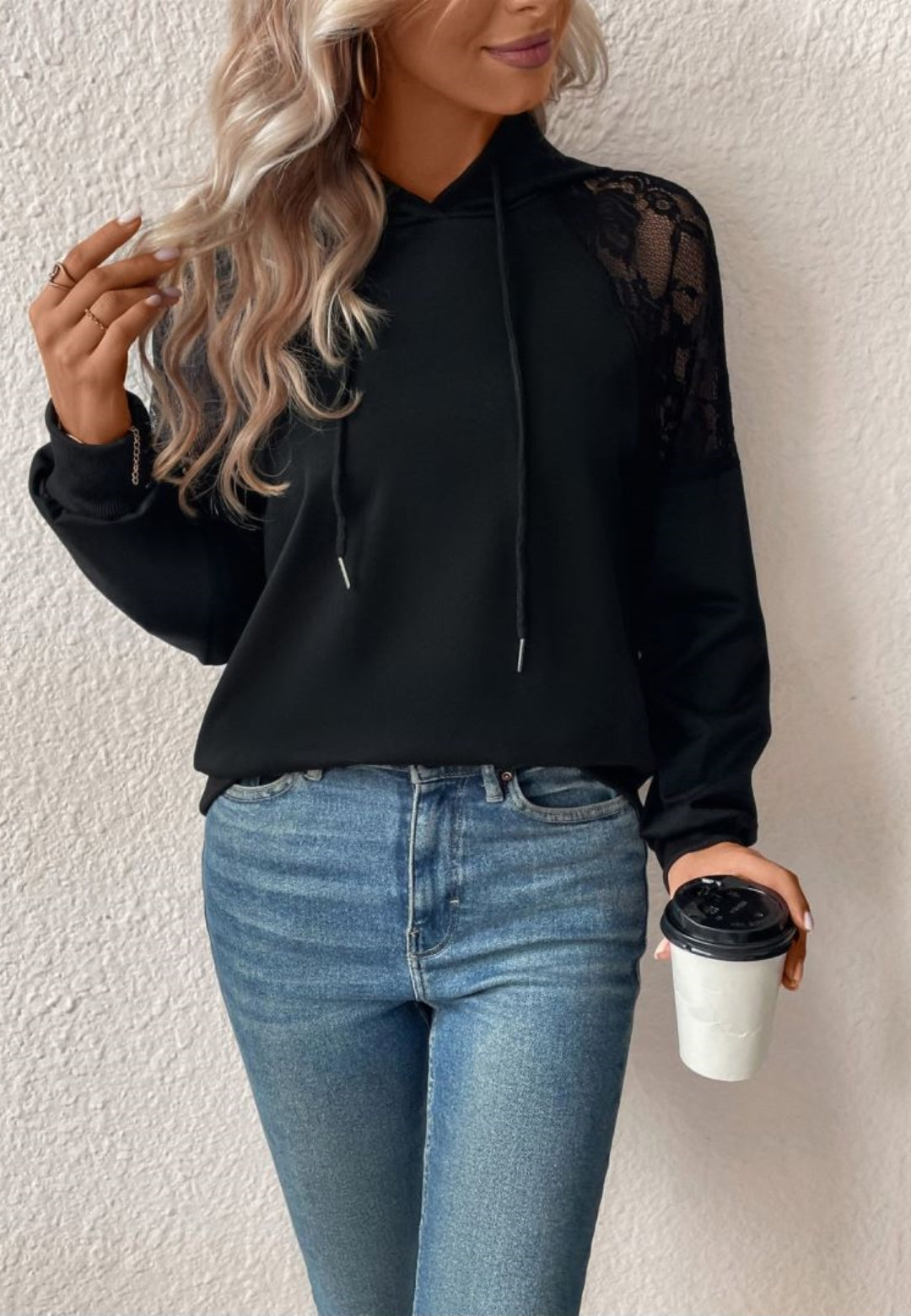 Sudadera con capucha y detalle de encaje en los hombros