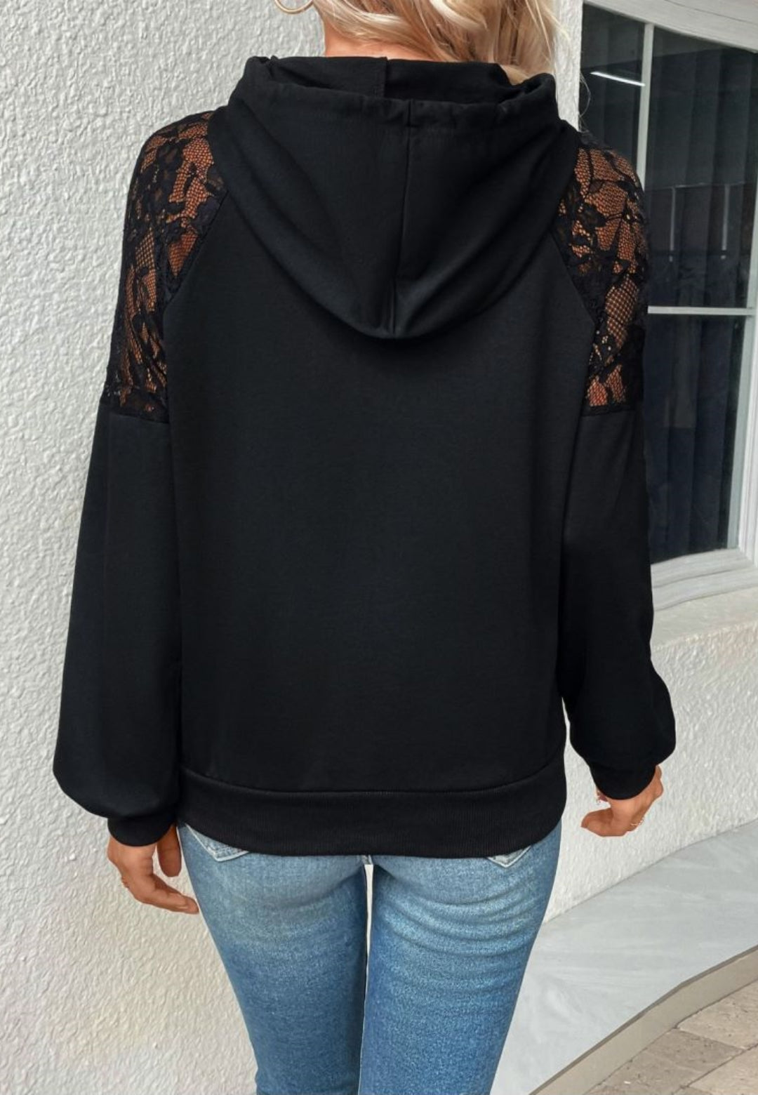 Sudadera con capucha y detalle de encaje en los hombros