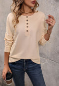 Top Henley con cuello redondo y botones
