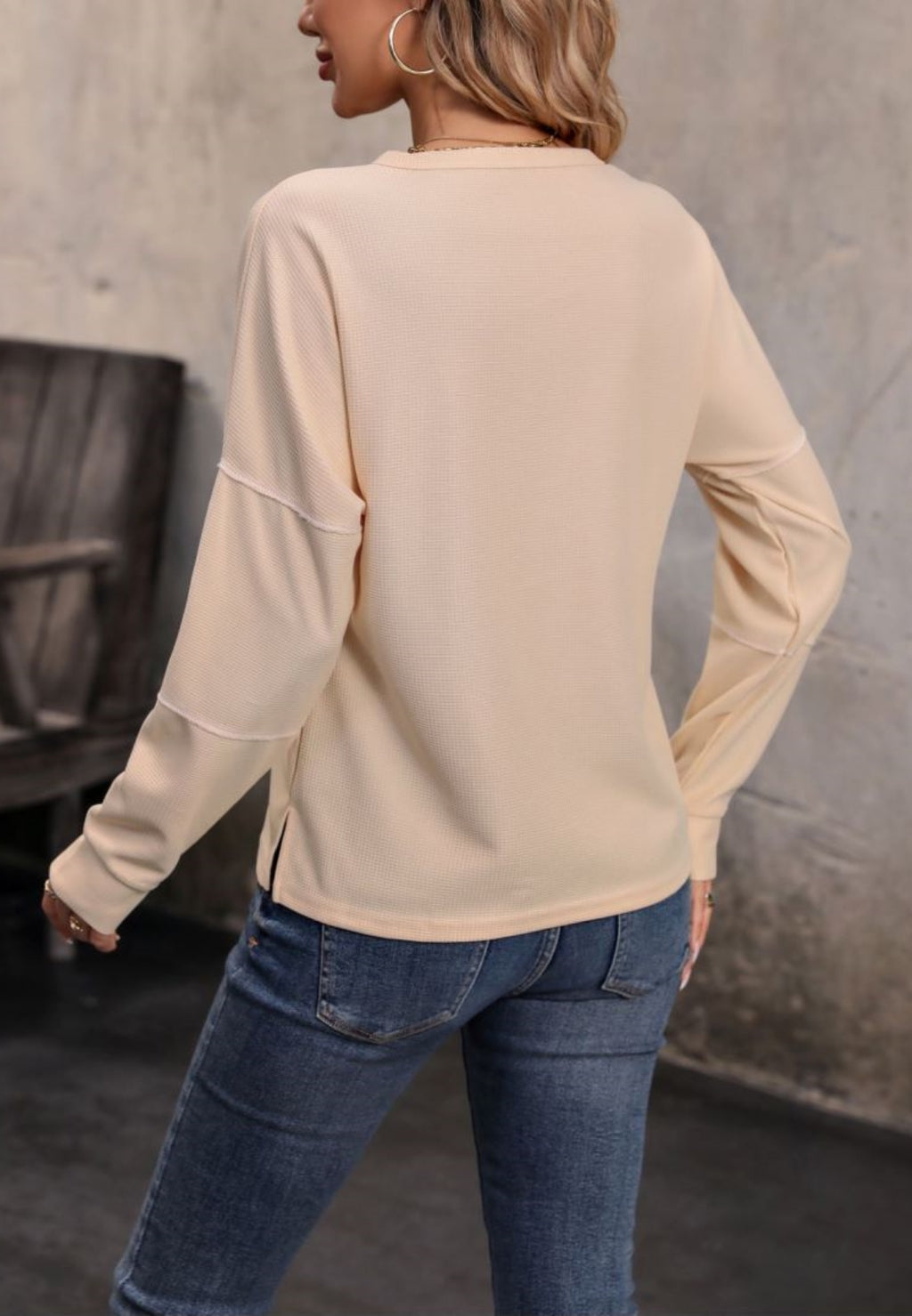 Top Henley con cuello redondo y botones