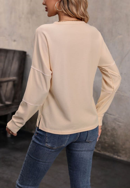 Top Henley con cuello redondo y botones