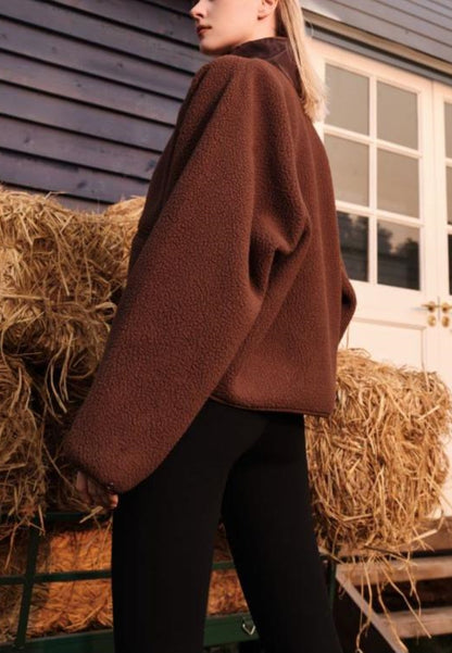 Chaqueta de piel de oveja texturizada con botones en la parte delantera