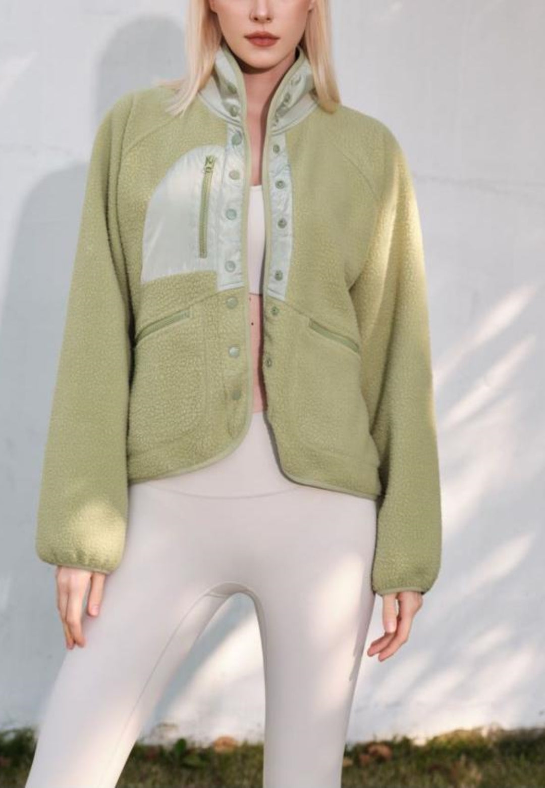 Chaqueta de piel de oveja texturizada con botones en la parte delantera