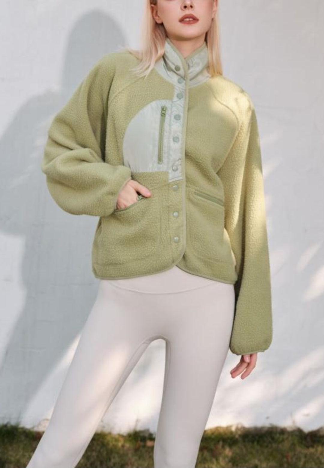 Chaqueta de piel de oveja texturizada con botones en la parte delantera