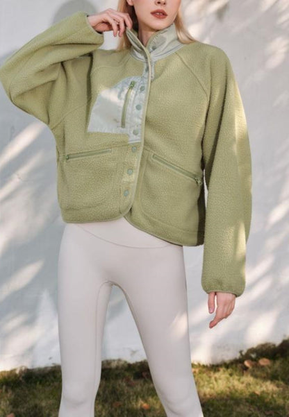 Chaqueta de piel de oveja texturizada con botones en la parte delantera