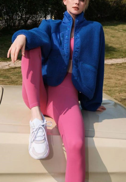 Chaqueta de piel de oveja texturizada con botones en la parte delantera