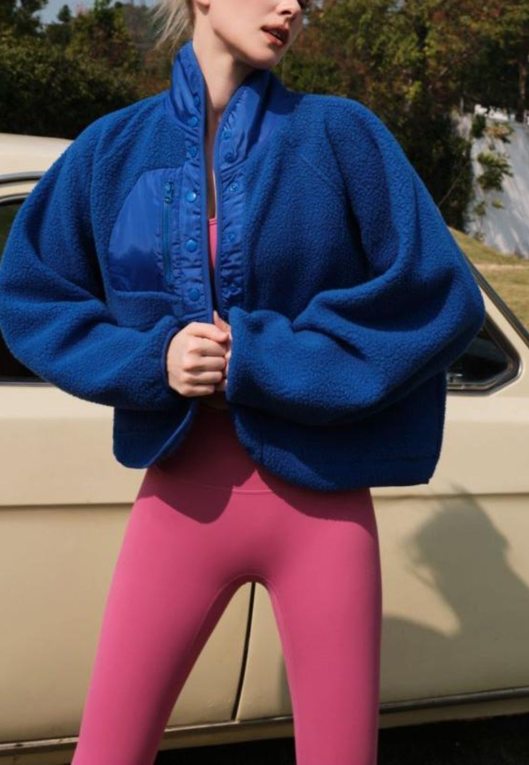 Chaqueta de piel de oveja texturizada con botones en la parte delantera