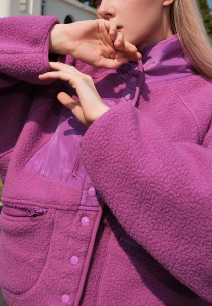 Chaqueta de piel de oveja texturizada con botones en la parte delantera