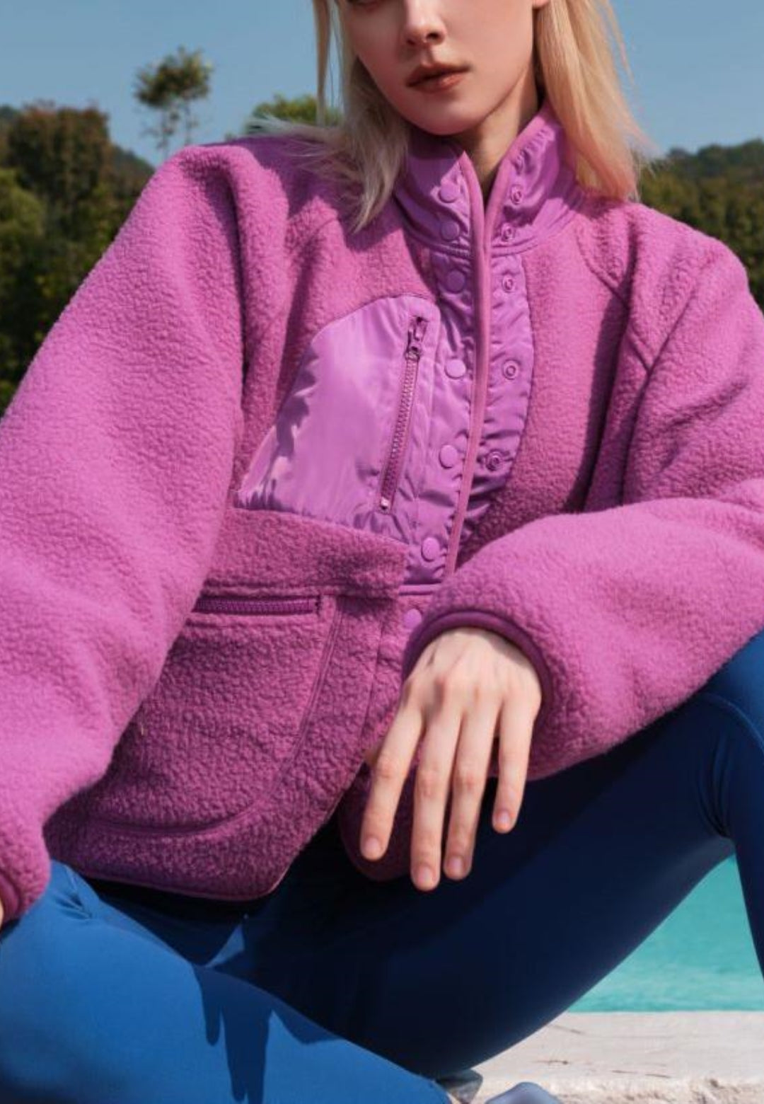 Chaqueta de piel de oveja texturizada con botones en la parte delantera