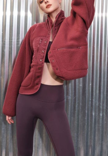 Chaqueta de piel de oveja texturizada con botones en la parte delantera