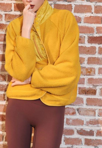 Chaqueta de piel de oveja texturizada con botones en la parte delantera