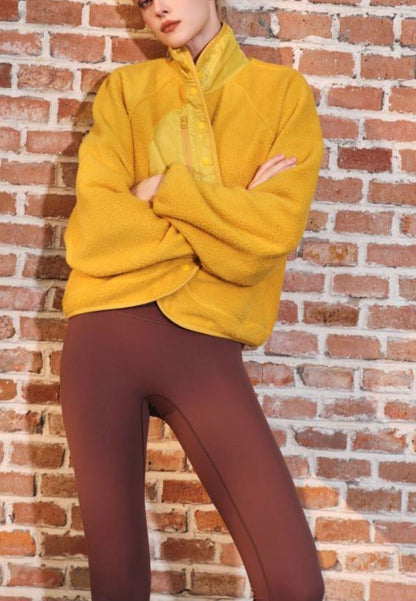 Chaqueta de piel de oveja texturizada con botones en la parte delantera