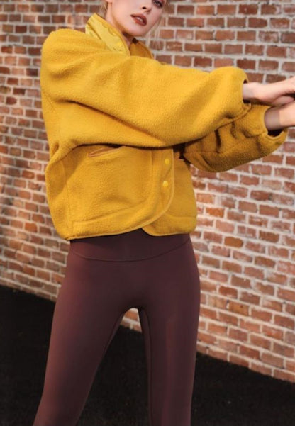 Chaqueta de piel de oveja texturizada con botones en la parte delantera