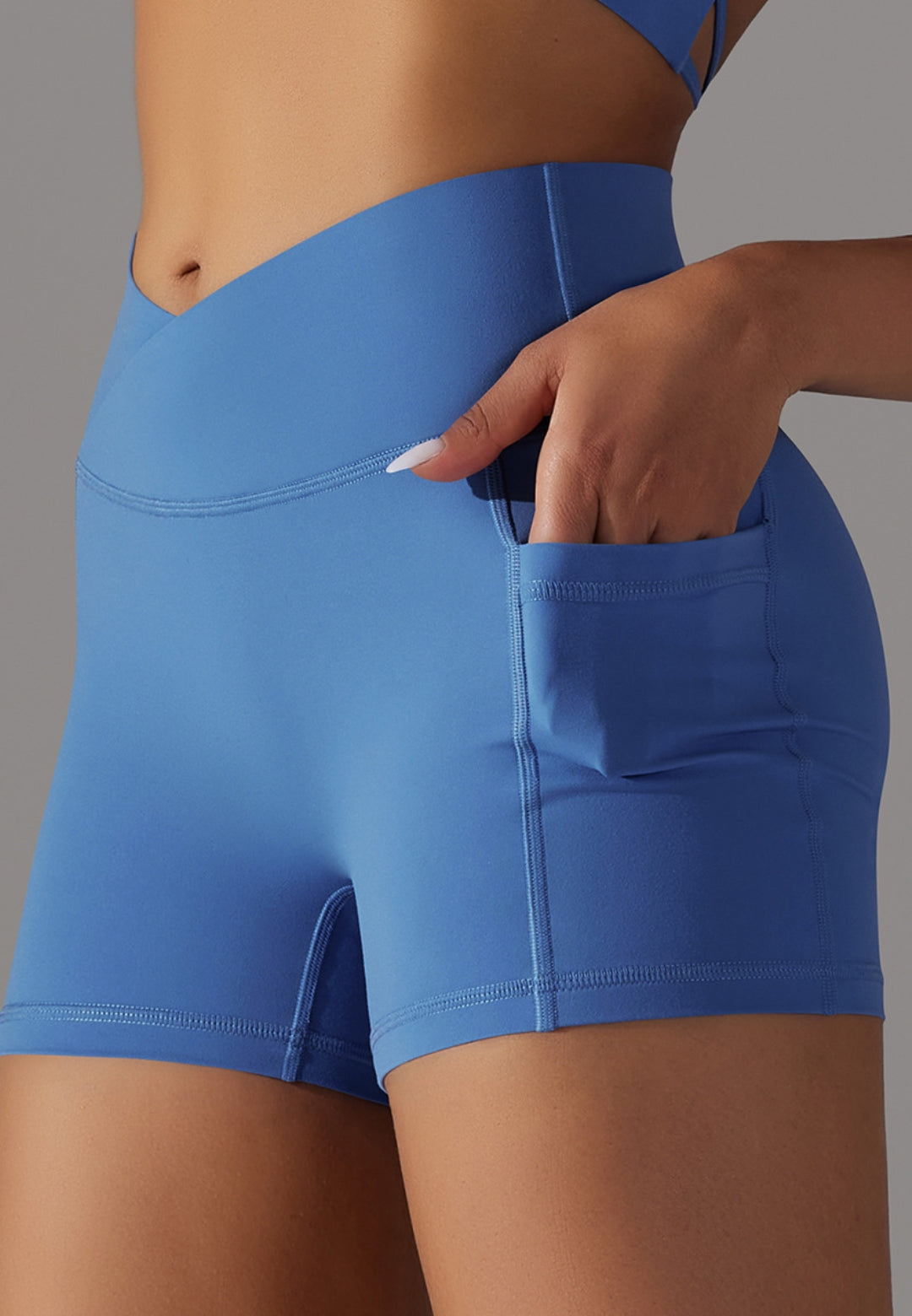 Pantalones cortos con espalda cruzada y cintura en V