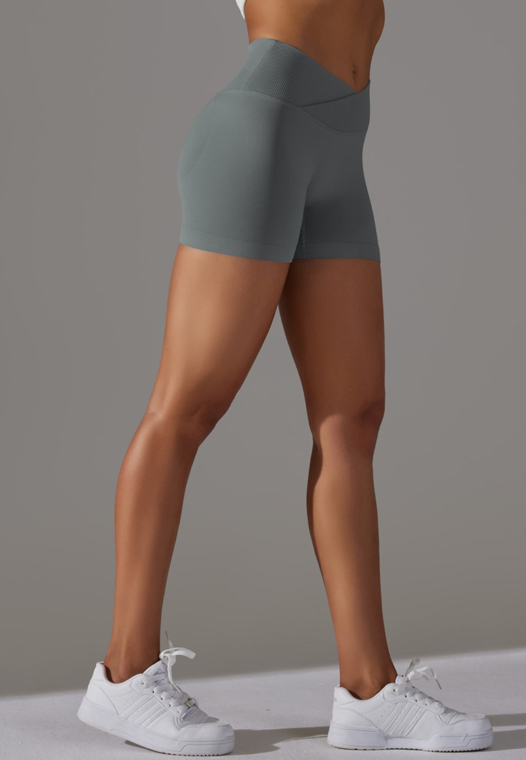 Pantalones cortos con cintura en V y canalé superpuesto