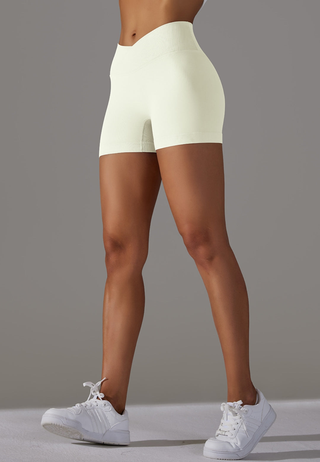 Pantalones cortos con cintura en V y canalé superpuesto