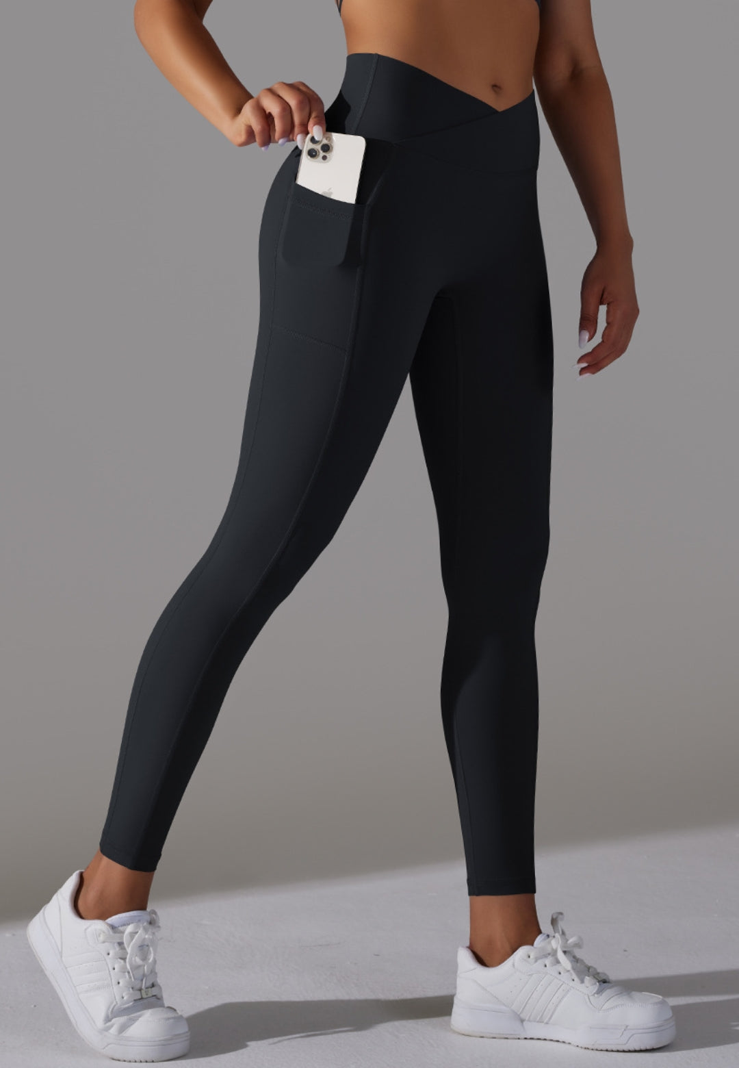 Leggings con bolsillos superpuestos en la cintura en forma de V
