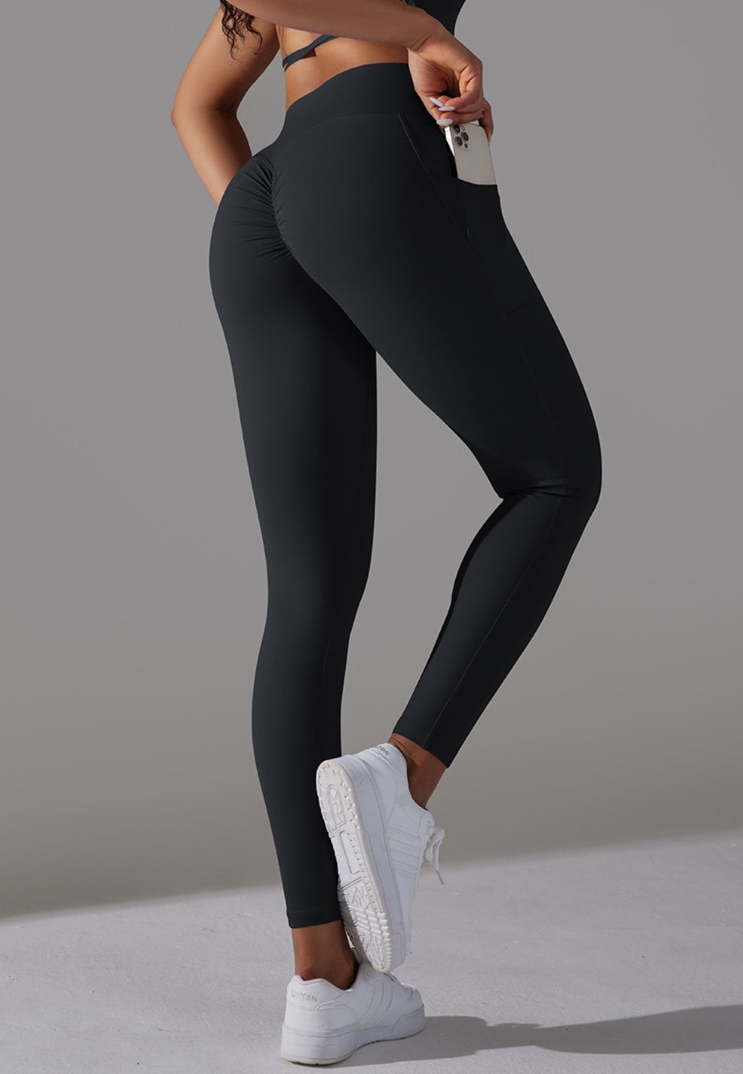 Leggings con bolsillos superpuestos en la cintura en forma de V