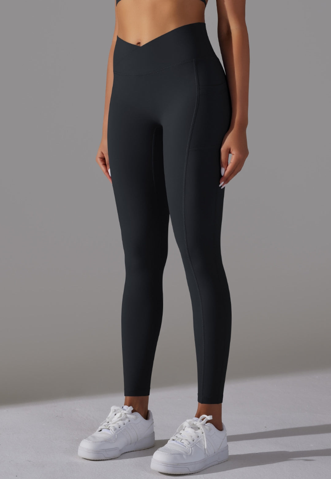 Leggings con bolsillos superpuestos en la cintura en forma de V