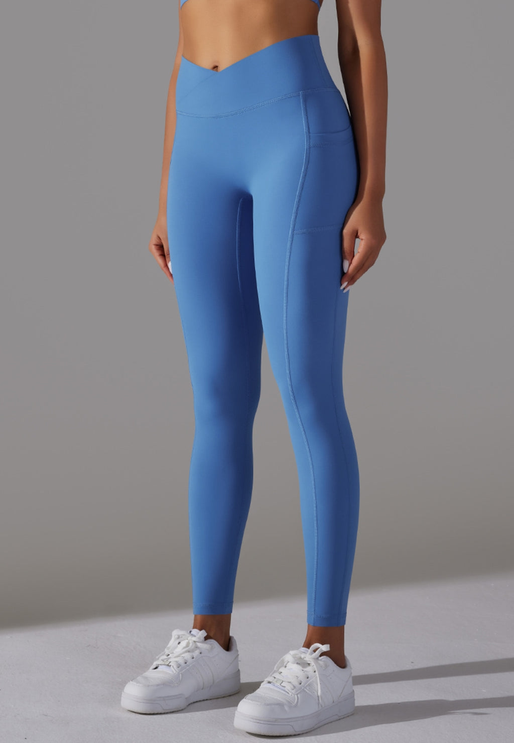 Leggings con bolsillos superpuestos en la cintura en forma de V