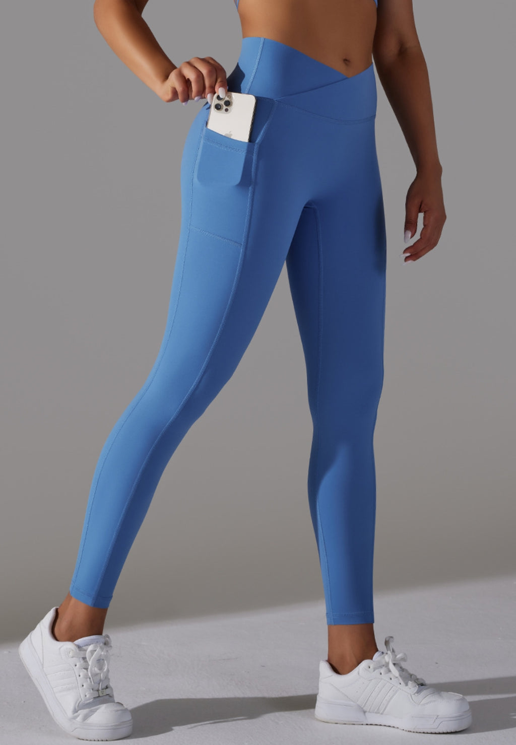 Leggings con bolsillos superpuestos en la cintura en forma de V