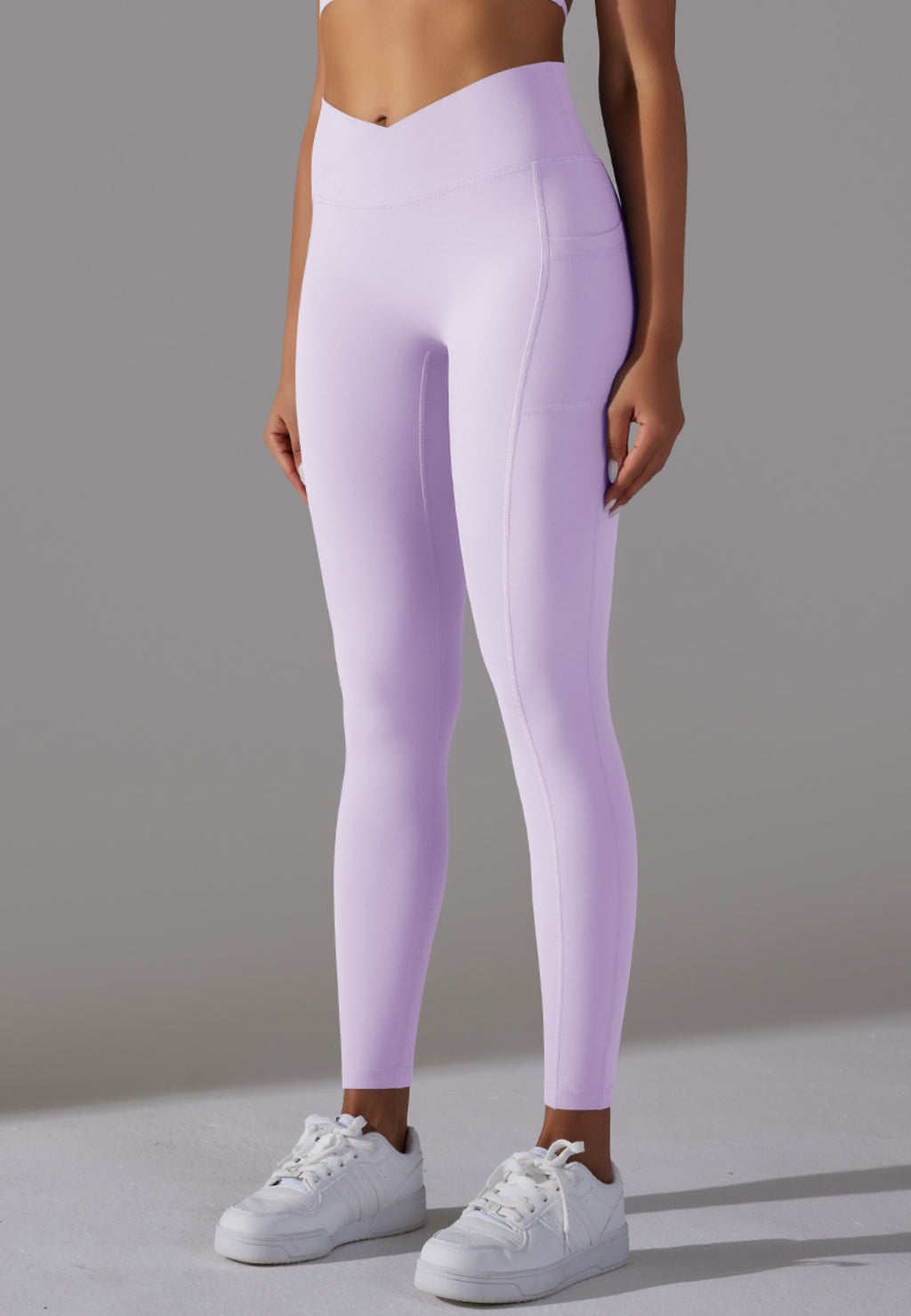 Leggings con bolsillos superpuestos en la cintura en forma de V