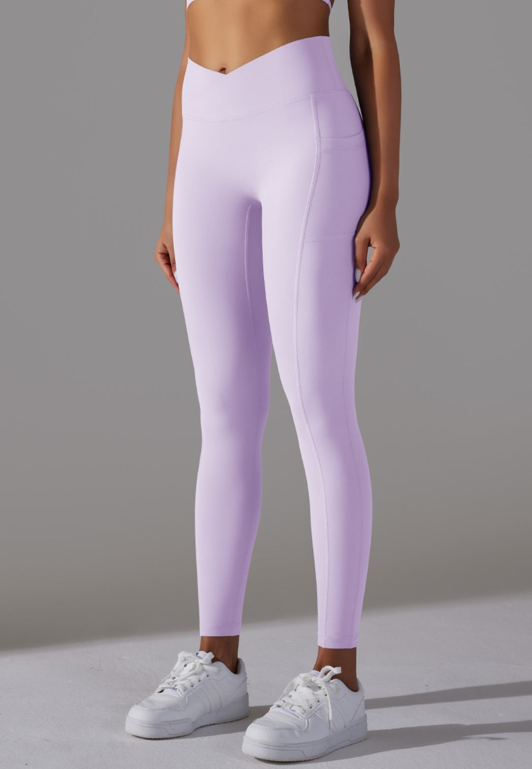 Leggings con bolsillos superpuestos en la cintura en forma de V