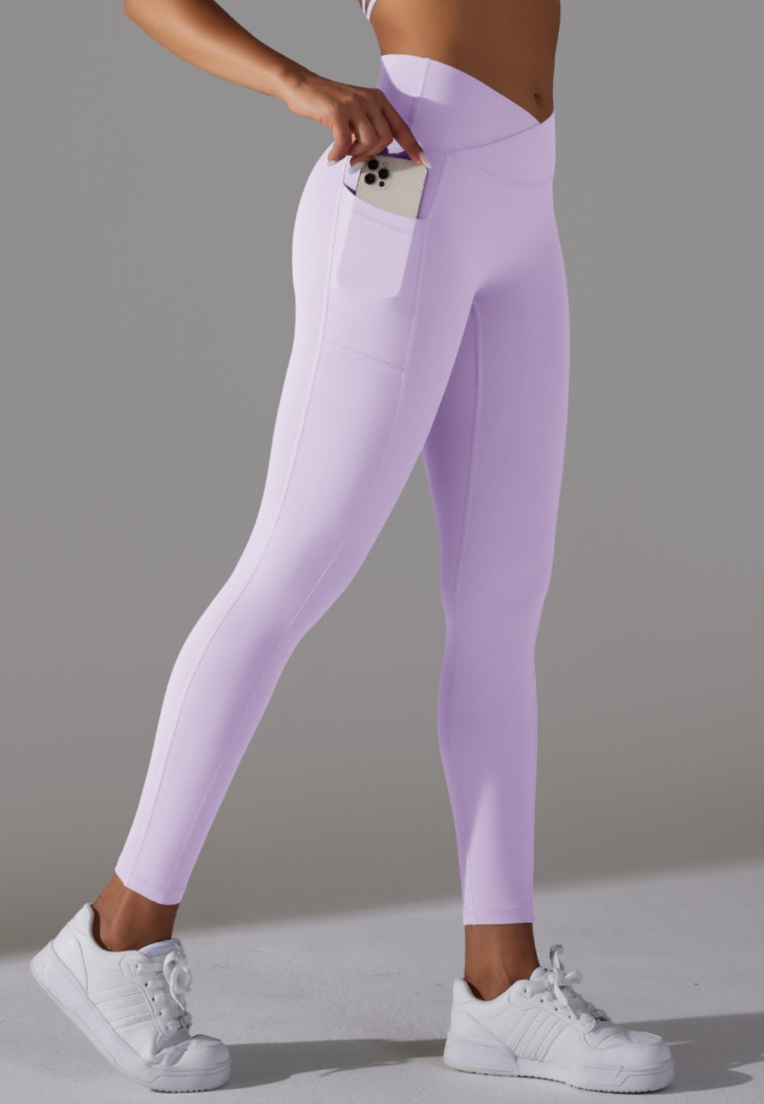 Leggings con bolsillos superpuestos en la cintura en forma de V