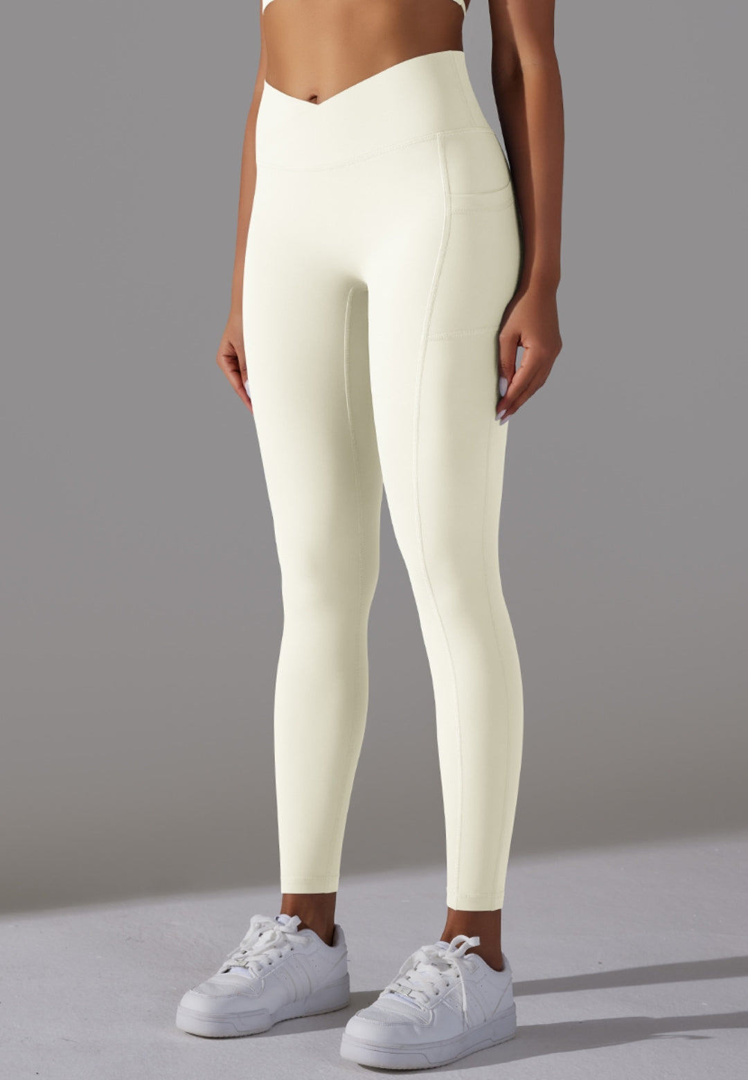 Leggings con bolsillos superpuestos en la cintura en forma de V