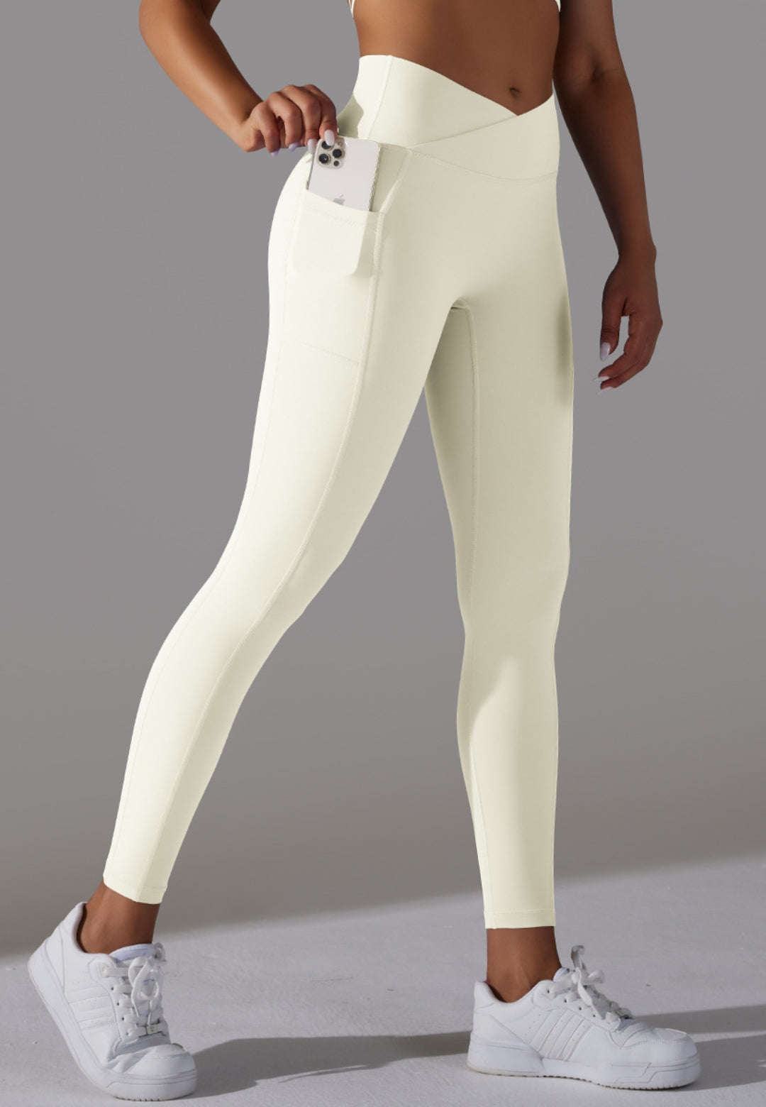 Leggings con bolsillos superpuestos en la cintura en forma de V