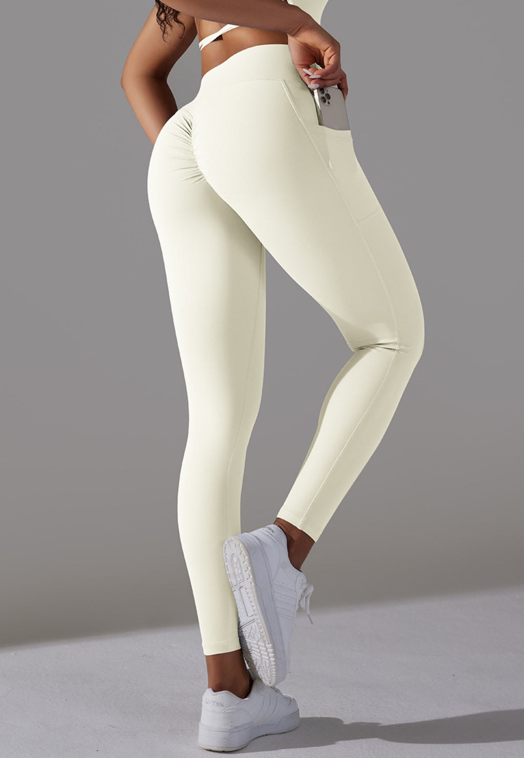 Leggings con bolsillos superpuestos en la cintura en forma de V
