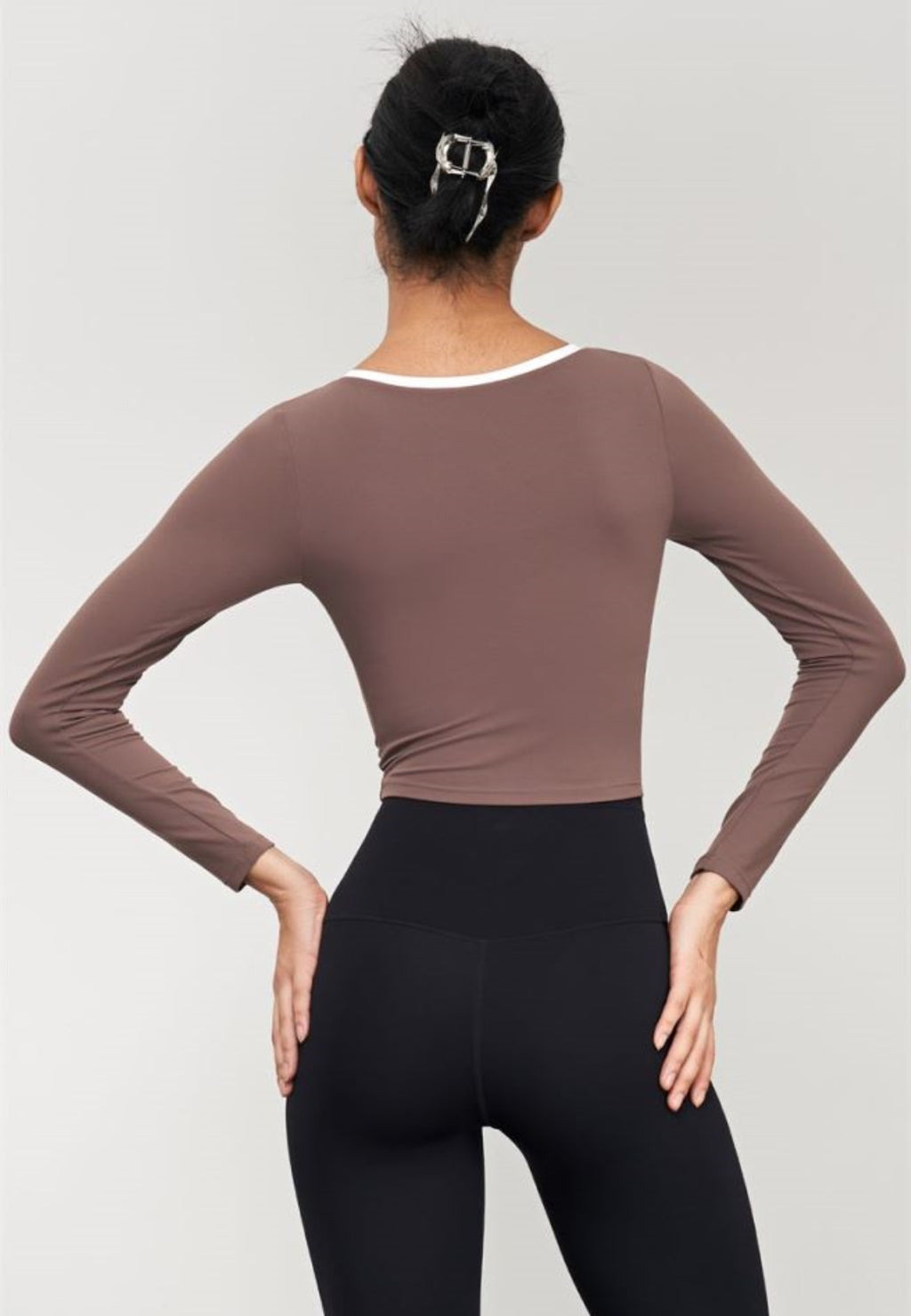Blusa con escote en forma de corazón y ribete en contraste