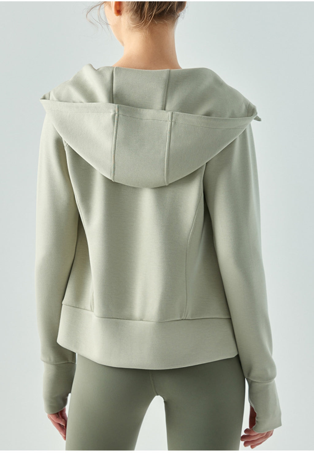Chaqueta deportiva con capucha, cremallera y manga larga holgada