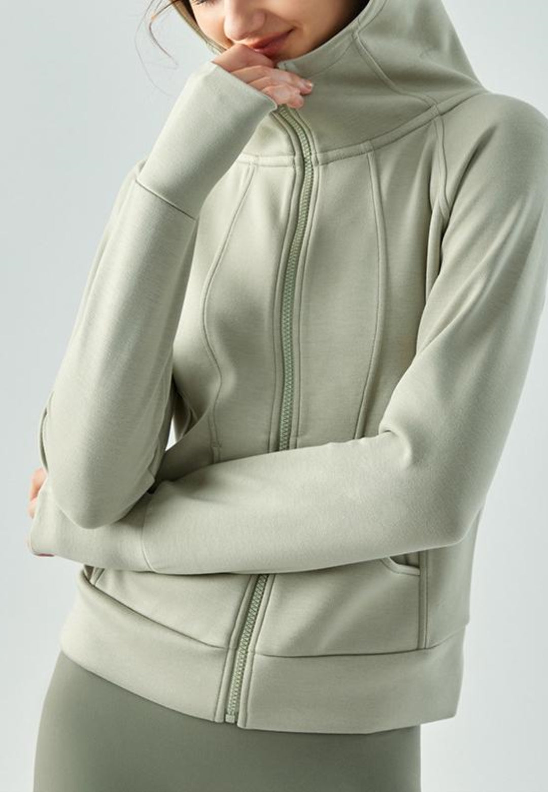 Chaqueta deportiva con capucha, cremallera y manga larga holgada