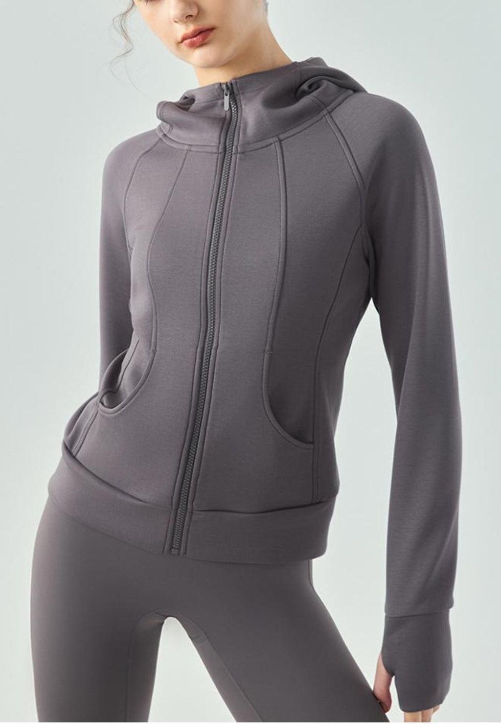 Chaqueta deportiva con capucha, cremallera y manga larga holgada
