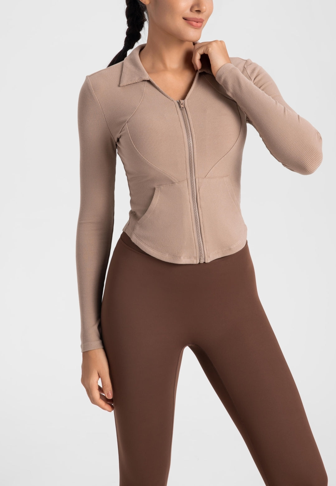 Chaqueta deportiva con cuello y dobladillo curvo