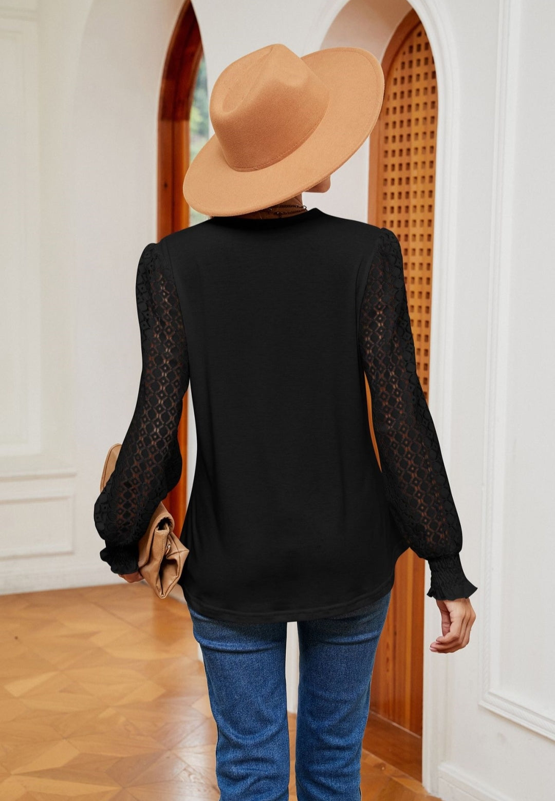 Blusa con mangas con ojales y ribete de crochet