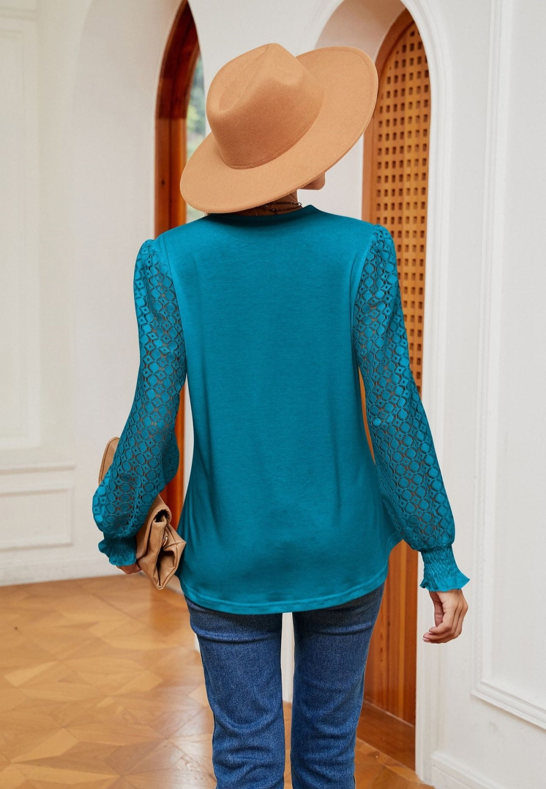 Blusa con mangas con ojales y ribete de crochet