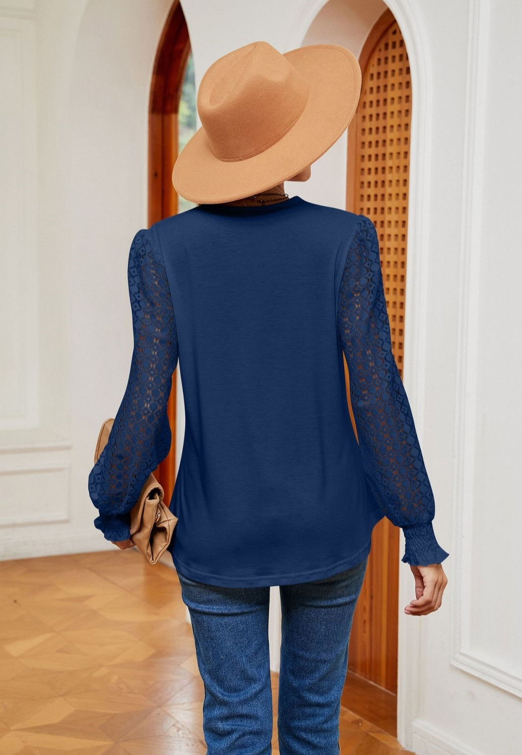 Blusa con mangas con ojales y ribete de crochet