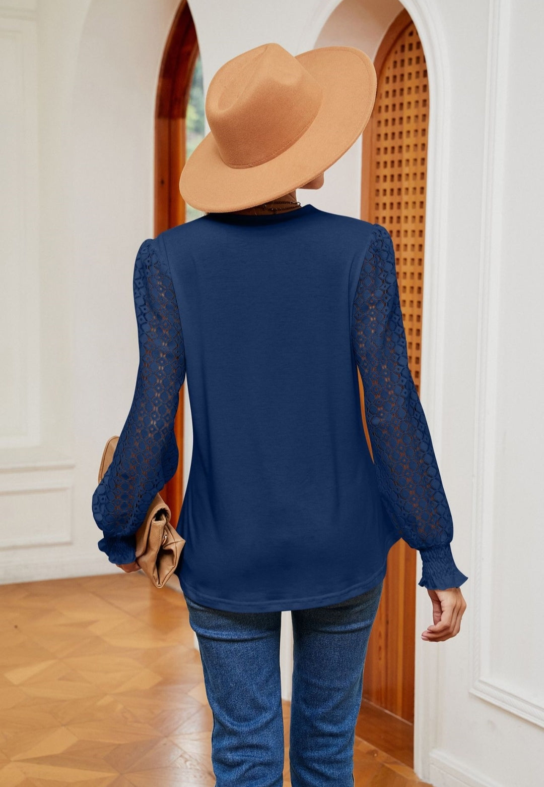 Blusa con mangas con ojales y ribete de crochet