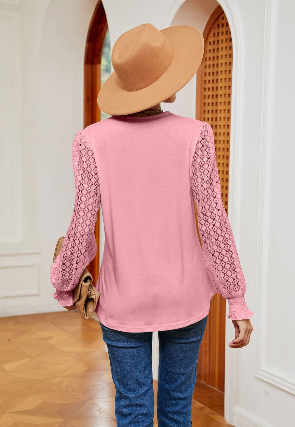 Blusa con mangas con ojales y ribete de crochet