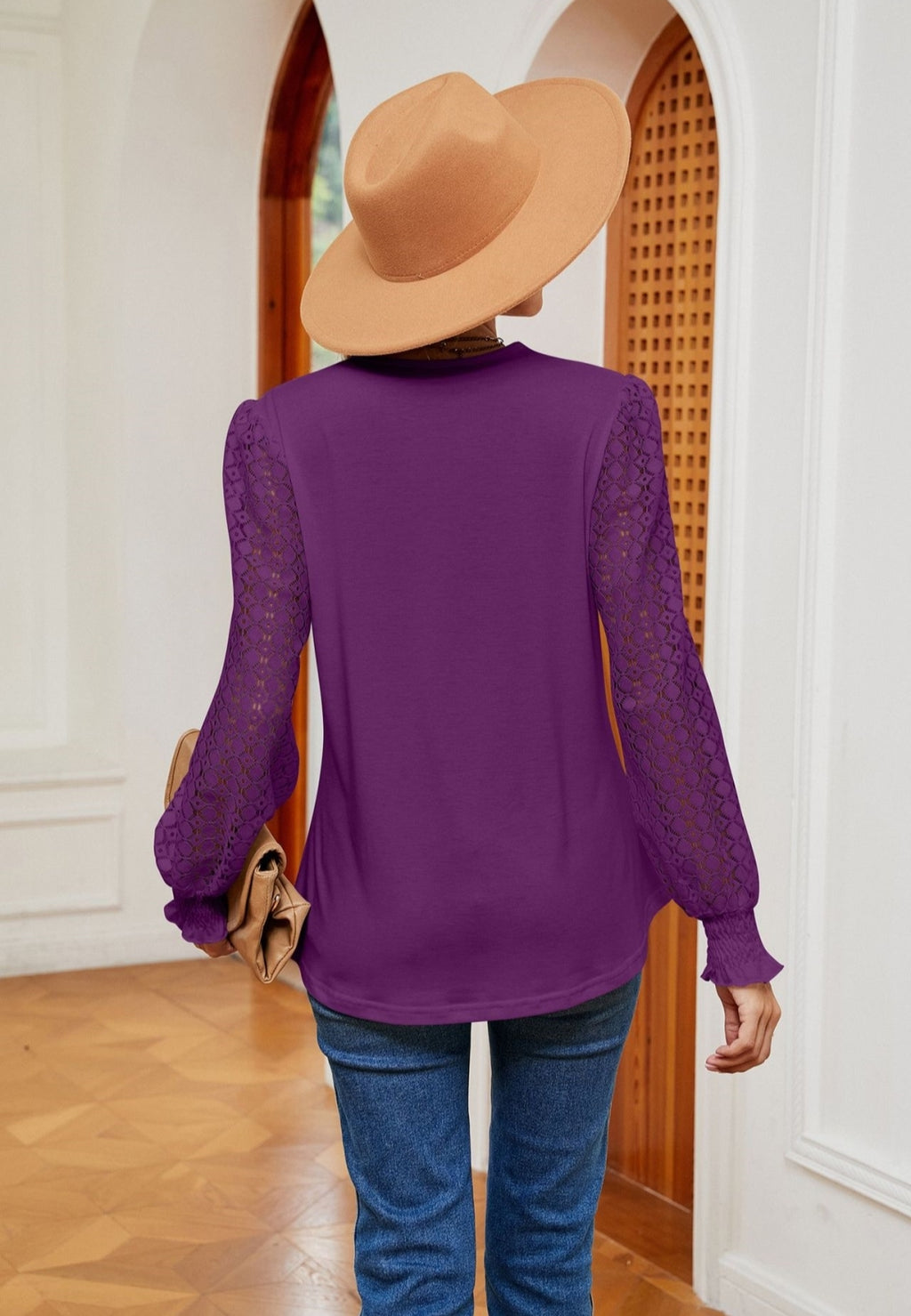Blusa con mangas con ojales y ribete de crochet