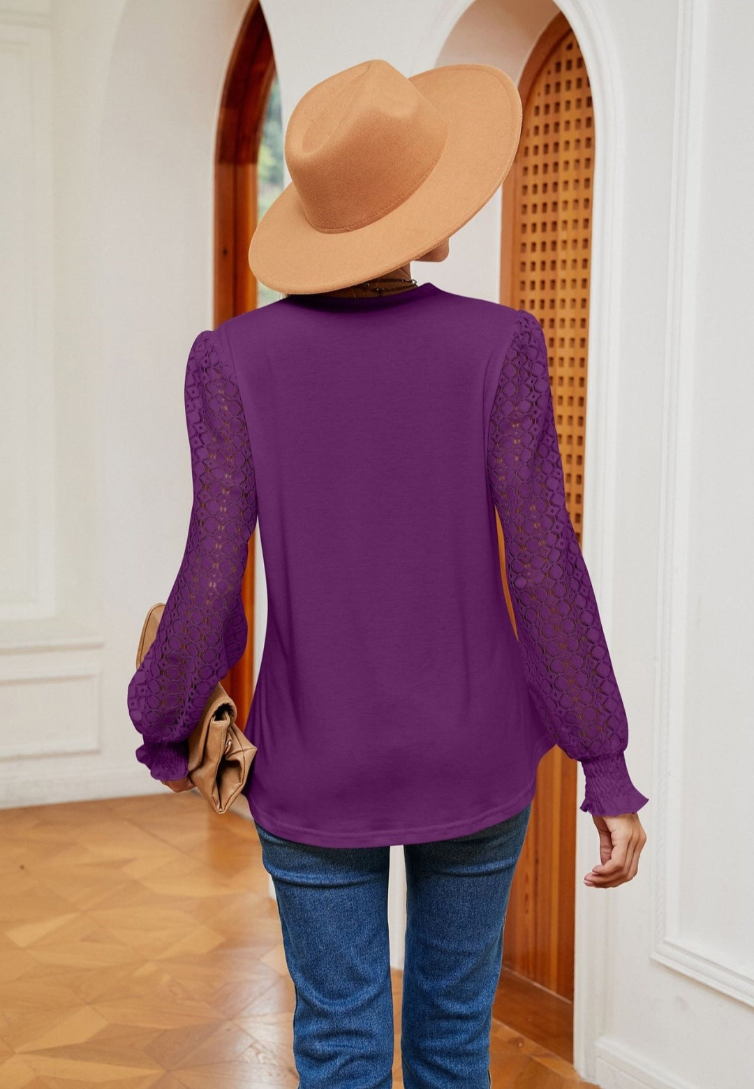Blusa con mangas con ojales y ribete de crochet