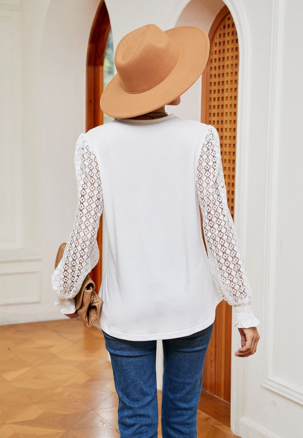 Blusa con mangas con ojales y ribete de crochet