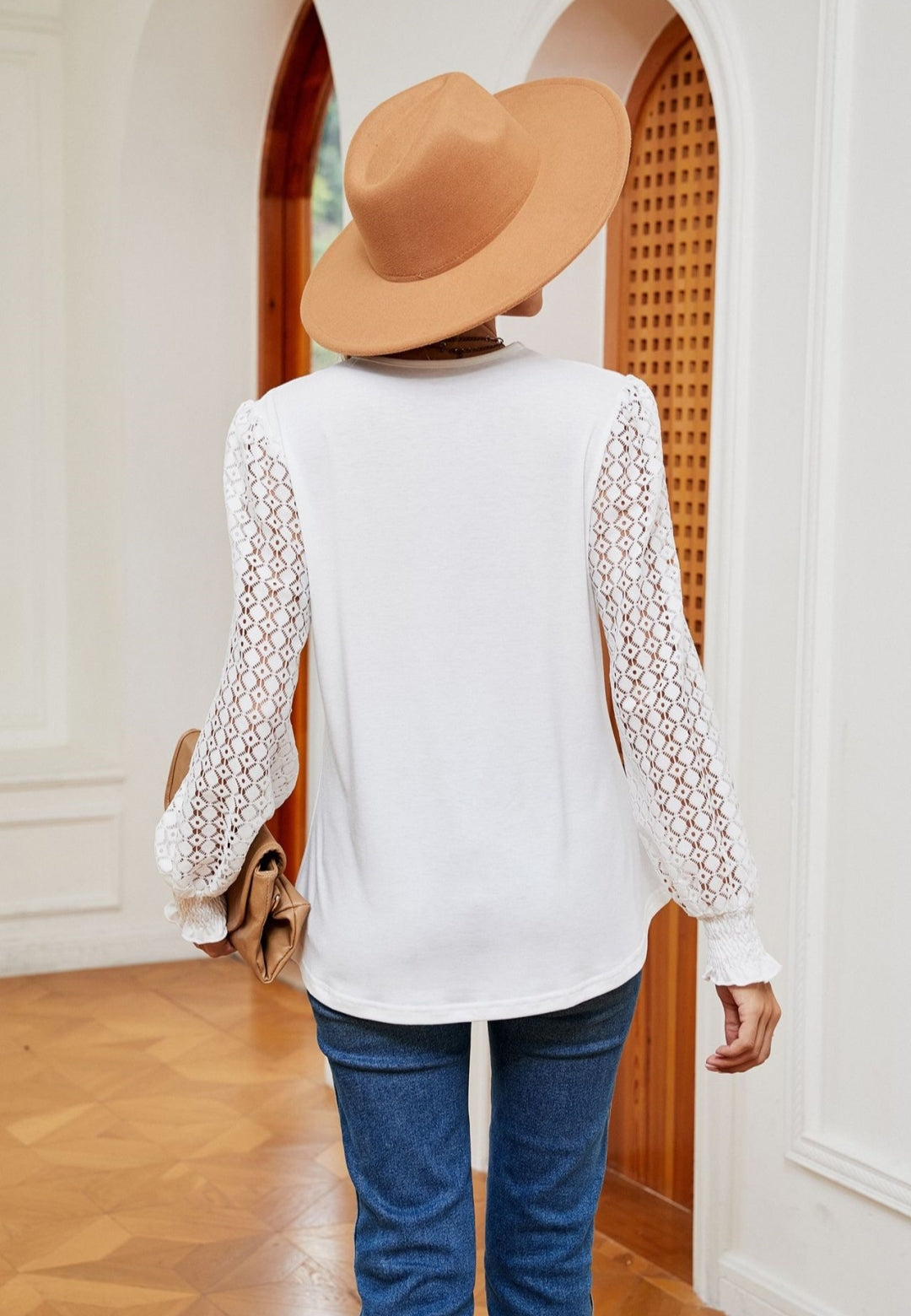 Blusa con mangas con ojales y ribete de crochet