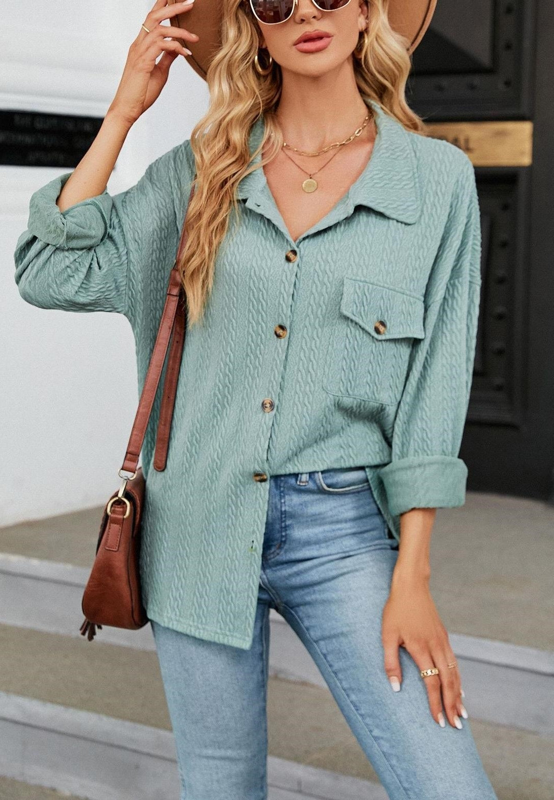 Camisa con botones en el frente y punto cable